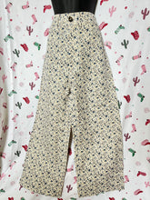 Load image into Gallery viewer, Valija Floral Pants • Size 6
